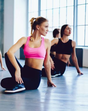 Kafkas fitness hipster kız beden eğitimi arka planda, çekici kadın pilates jimnastiği geriye doğru uzanan, egzersiz ve sağlıklı yaşam boyu kilo verme konsepti