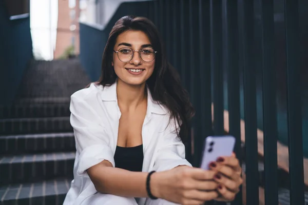 Wanita Muda Yang Positif Dengan Pakaian Kasual Dan Kacamata Dengan — Stok Foto