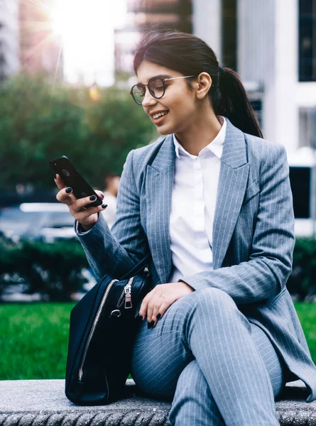 Çekici bir iş kadını şehirdeki bankta otururken akıllı telefondan mesaj alıyor. Genç bir kadın LTE interneti tarıyor ve web sitesinde makale okuyor. Milenyum halkı iletişimi