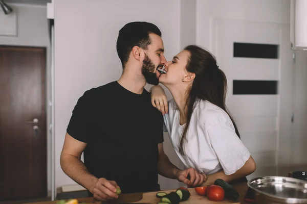Glückliche Ehepartner Genießen Verbindende Muße Zum Gemeinsamen Kochen Der Eigenen — Stockfoto