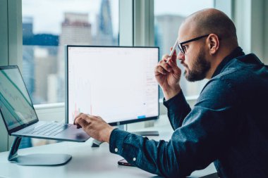 Ofis masaüstü bilgisayarlarında mali grafikleri ve monitörle ilgili istatistikleri olan iş adamlarının arka planı. Araştırma, dijital pazar analizi ve blok zincirindeki yatırımın analizi.