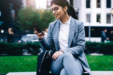 Çekici bir iş kadını şehirdeki bankta otururken akıllı telefondan mesaj alıyor. Genç bir kadın LTE interneti tarıyor ve web sitesinde makale okuyor. Milenyum halkı iletişimi