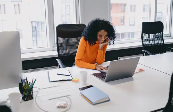 Afroamerikanische Marketingmanagerin Lächelt Während Sie Working Verbraucherdaten Laptop Analysiert Ihr — Stockfoto
