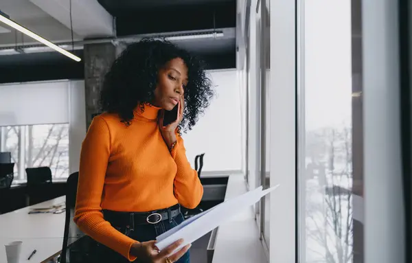Eine Fokussierte Geschäftsfrau Orangefarbenem Pullover Führt Während Der Analyse Eines — Stockfoto