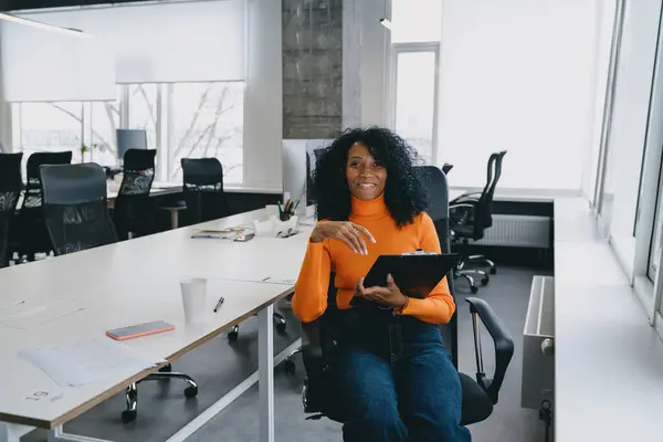 Fröhliche Schwarze Frau Orangefarbenem Rollkragen Und Jeans Die Einem Büro — Stockfoto