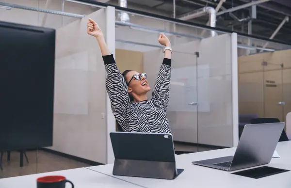 Щаслива Молода Жінка Підприємець Яка Піднімає Руки Насолоджується Успіхом Онлайн — стокове фото