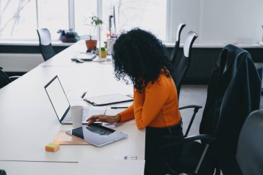 Bir finans danışmanı, müşterilerinin yatırım portföyünü tabletine yerleştirir ve ortak bir çalışma alanının kaynaklarını işbirlikçi finansal planlamayı teşvik etmek için kullanır..