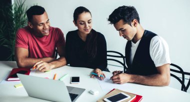 Genç, çok ırklı erkek ve kadın meslektaşların işbirliği süreci, proje stratejisi planlarken fikir alışverişinde bulunmaları ve fikir alışverişinde bulunmaları, kapalı alanlarda işbirliği yapan başarılı bir grup zeki insan.