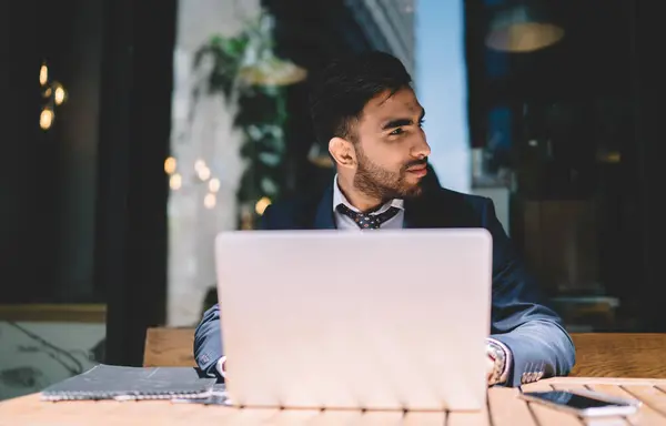 Összpontosított Üzletember Öltönyben Néz Félre Gondolkodik Miközben Asztalnál Laptop — Stock Fotó