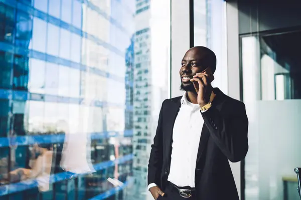 Fröhlicher Junger Afroamerikanischer Unternehmer Formeller Kleidung Der Modernen Büro Fenster — Stockfoto