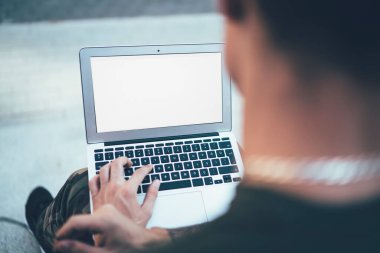 Yetenekli erkek görüntüsü profesyonel olarak çevrimiçi dokümanlarla çalışıyor modern dijital dizüstü bilgisayarda 4g kablosuz bağlantı kullanarak web siteniz için kopyalama alanı ile programlanıyor.