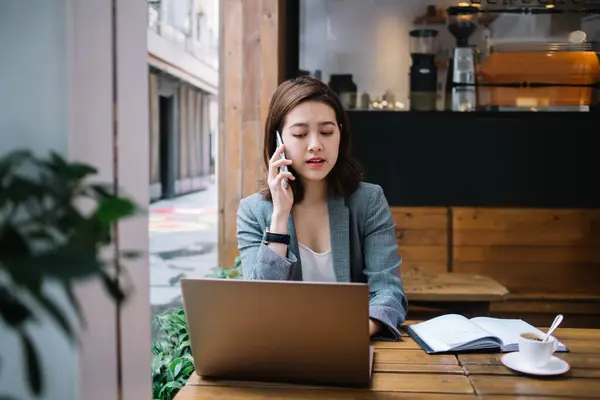 Jong Aziatisch Vrouw Het Hebben Van Gesprek Telefoon Werken Laptop — Stockfoto
