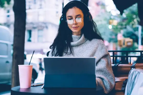 Jovem Atraente Freelancer Feminino Satisfeito Óculos Fones Ouvido Usando Tablet — Fotografia de Stock