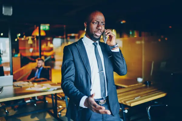 Unruhiger Afroamerikanischer Geschäftsmann Streng Blauem Anzug Und Krawatte Mit Armbanduhren — Stockfoto
