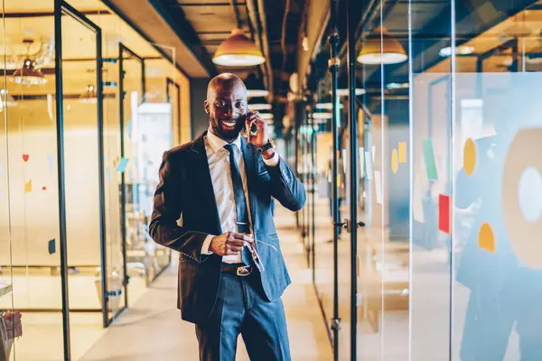 Fröhlicher Erfolgreicher Erwachsener Afroamerikanischer Geschäftsmann Anzug Blickt Die Kamera Und — Stockfoto