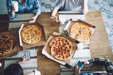 Yukardan gelen lezzetli kokulu pizza paketleri ekin arkadaşlarımız için masada kahve içip, cep telefonlarıyla sörf yapıyoruz. 