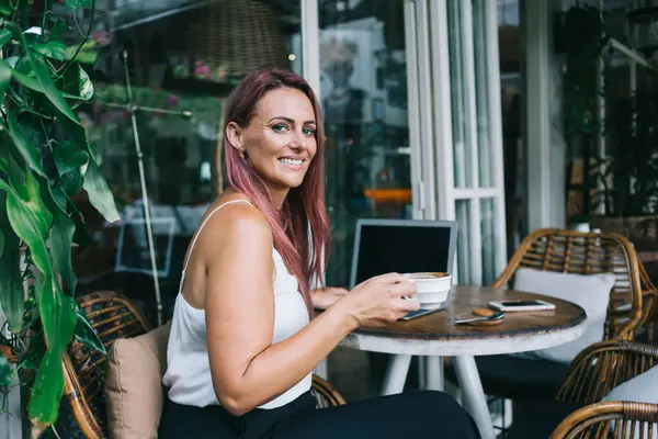 Yetişkin Bir Kadının Kafede Oturmuş Güzel Kokulu Kahve Içerken Bilgisayarlı — Stok fotoğraf