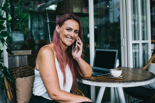 Bronz Tenli Çekici Kadın Kahve Masasının Dışındaki Cep Telefonuyla Konuşurken — Stok fotoğraf