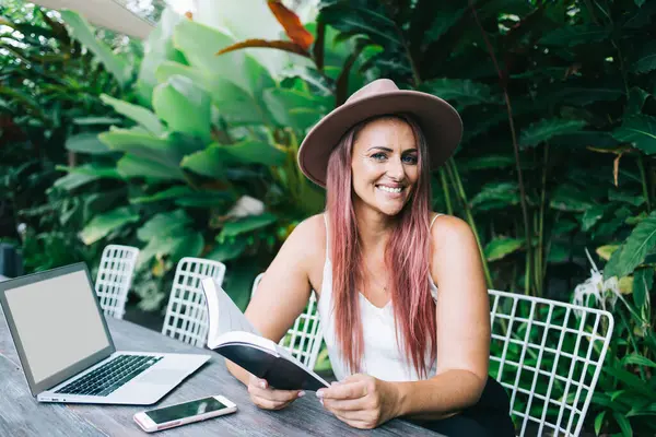 Saçı Boyalı Mutlu Kadın Kitap Okuyor Parkta Akıllı Telefon Laptopla — Stok fotoğraf