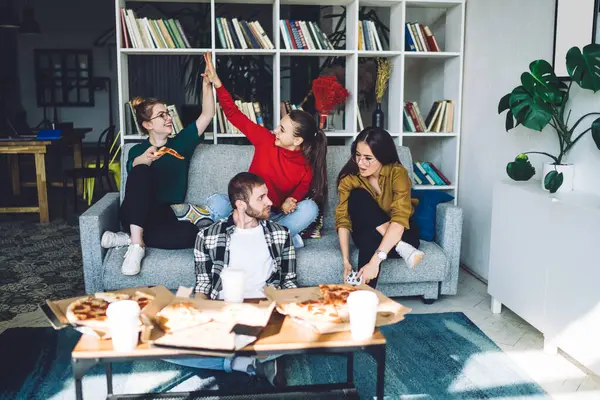 İzleyiciler zaferin şerefine beşlik çakarken, oturma odasındaki kanepede kitap raflarıyla pizza yerken, arkadaşlar dikkatlice birbirlerine bakıyorlar. 
