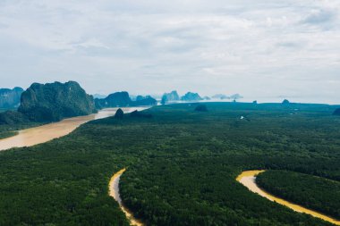 Mangrov ormanlarının, nehir kanallarının ve dağların hava manzarası. Tayland 'daki Ao Phang Nga Körfezi Ulusal Parkı' ndaki tropikal su ormanlarının güzel panoramik doğa manzarası kuşbakışı.