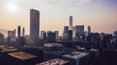 Hong Kong modern gökdelenlerinin hava manzaralı manzarası. Şehir insansız hava aracı görüşü, kurumsal işletme ve finansal işletme binalarının siluetleri. Başkent altyapısı