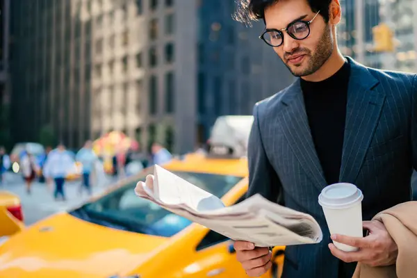 Jonge Man Elegante Pak Bril Lezen Krant Met Een Kopje — Stockfoto