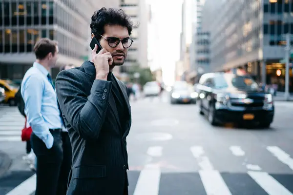 Jovem Empresário Sério Vestindo Óculos Terno Passagem Pedestre Falando Smartphone — Fotografia de Stock