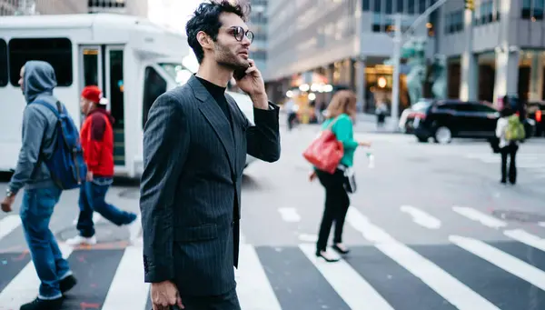Vista Lateral Jovem Homem Negócios Elegante Levando Saco Falando Celular — Fotografia de Stock