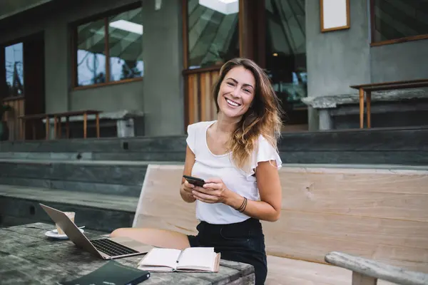 Ευτυχισμένη Νεαρή Επιχειρηματίας Κάθεται Στο Τραπέζι Υπαίθριο Καφέ Και Περιήγηση — Φωτογραφία Αρχείου