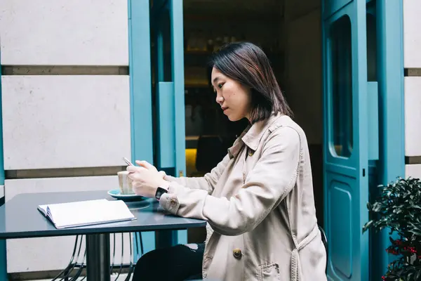 Zijaanzicht Van Geconcentreerde Aziatische Jonge Vrouw Met Kort Haar Aan — Stockfoto