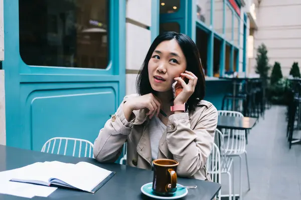 Mladý Zamyšlený Asijské Žena Sobě Béžový Plášť Mluví Telefonu Pouliční — Stock fotografie