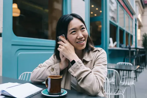 Mujer Asiática Feliz Ropa Casual Hablando Teléfono Inteligente Mientras Está —  Fotos de Stock