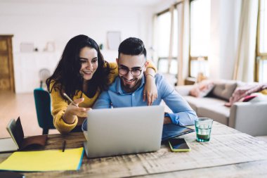 Elinde kalem olan neşeli bir kadın, yakışıklı, meşgul bir erkeğe tele-sekreterlik işinde yardım ediyor, bilgisayarını karıştırıyor ve evde gülümsüyor. 