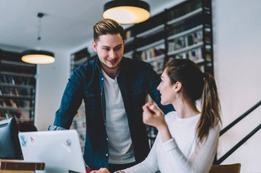 Parlak mutlu öğrenci, sıradan giysiler içinde genç bir bayanla sınava hazırlanıyor. Laptop kullanıyor, kütüphanede bilgi arıyor. Birbirlerine bakıyorlar.