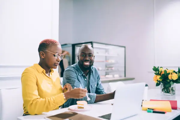 Lächelnde Afroamerikanische Mitarbeiter Bei Der Verkostung Von Kuchen Tisch Sitzend — Stockfoto