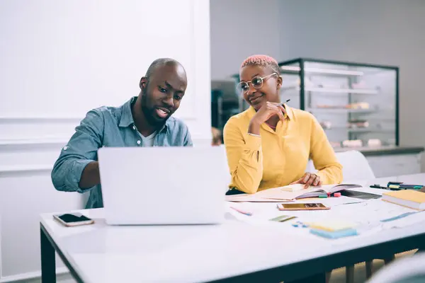 Zufrieden Lächelnde Afroamerikanische Mitarbeiter Lässiger Kleidung Die Mit Laptop Arbeiten — Stockfoto