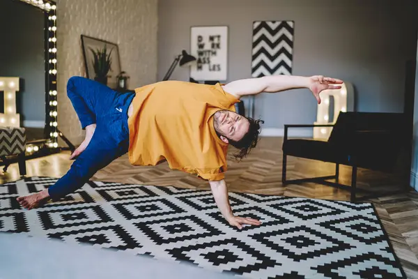 Konzentrierter Mann Freizeitkleidung Übt Yogaposition Auf Teppich Und Meditiert Angelehnt — Stockfoto