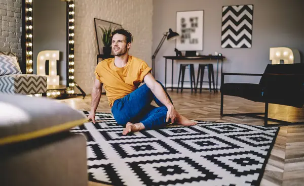 Froh Charmante Träumer Lässiger Kleidung Praktizieren Yoga Sitzen Auf Teppich — Stockfoto