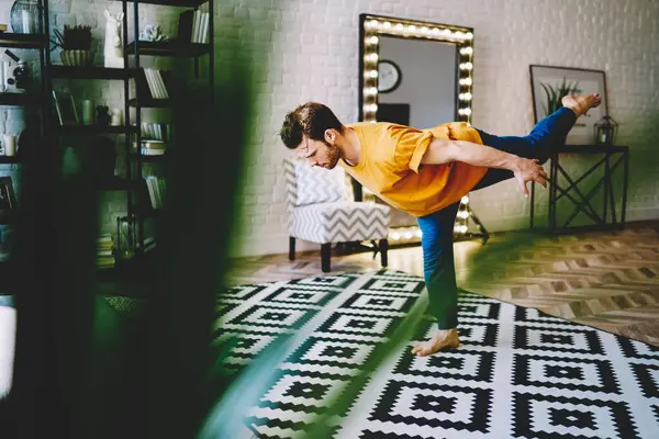 Seriöser Typ Freizeitkleidung Der Auf Einem Bein Steht Und Yogaübungen — Stockfoto