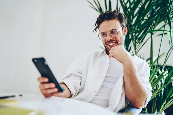 Usmívající Stylový Vousatý Brýlatý Muž Oblečený Bílé Košili Procházející Mobilní — Stock fotografie