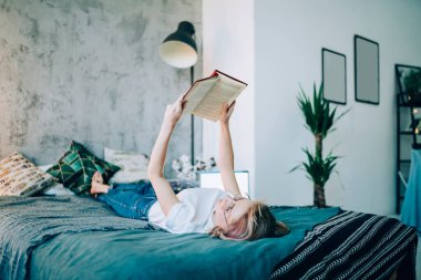 Rahat bir yatakta uzanan ve edebiyatla ilgilenen genç bir kadın. Çok satan popüler bir romancının edebiyat konusu. Bilgi eğitimi için boş zamanın tadını çıkaran, evde şiir okuyan zeki bir kadın.