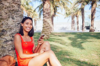 Çevrimiçi tarama ve iletişim için modern hücresel teknolojiye sahip genç İspanyol kadın blogcu portresi, hareketli telefon için dijital akıllı telefon kullanan varlıklı hippi kız