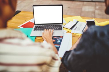 Ekin bayanın başlangıçta ortak mesajlaşması ile birlikte çalıştığı arka plan görünümü mobil tarama bilgisayarında masada belgeler ve çizelgeler ile caddede oturuyor