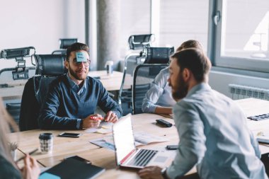 Rahat giyinen, kafasında etiketi olan, işten sonra dinlenen, iş yerinde masa başında dinlenen huzurlu bir adam.