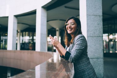 Kafkas hippi kızın yarım boy portresi cep telefonu kullanıyor kameraya bakın, neşeli kadın blogcu takipçilerle internet üzerinden akıllı telefon ve 4G bağlantısı üzerinden iletişim kuruyor.