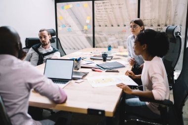 Yoğun etnik gruplar, resmi giysiler giyip gündüz vakti büroda fikir ve kavramlar tartışmasına katılacaklar.