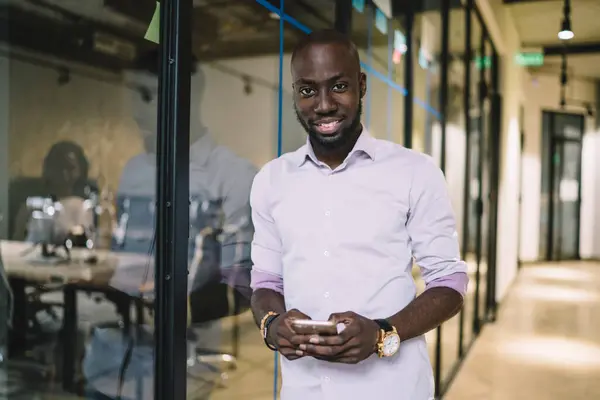 Glücklich Lächelnder Afroamerikaner Lässiger Kleidung Mit Smartphone Die Sozialen Medien — Stockfoto