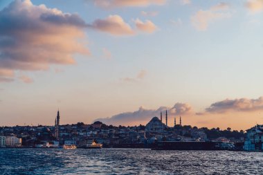 İstanbul eski kenti, feribottan Galata gezinti güvertesi. Boğaz suyu manzarası, cami resimli şehir manzarası 