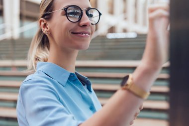 Toplu taşıma bilgileriyle etkileşimli dijital kiosk. Elinde akıllı telefonla büyük ekranda gülümseyen bir kadın. Parmak etkileşimli fütüristik ekranla dokunan genç bir kadın. Gelişmiş teknoloji